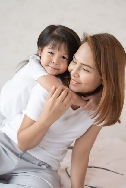 포옹 아름 다운 아시아 어머니 미소 딸