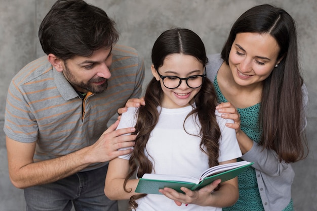 Foto lezione della figlia da leggere con i genitori