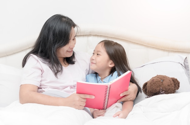 Дочь ищет мать, читающую книгу на кровати