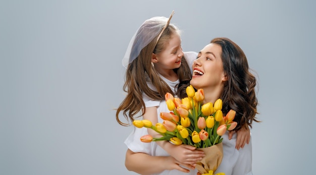 Foto figlia e madre con un bouquet di fiori