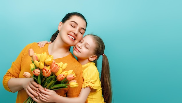 Foto figlia e madre con un bouquet di fiori