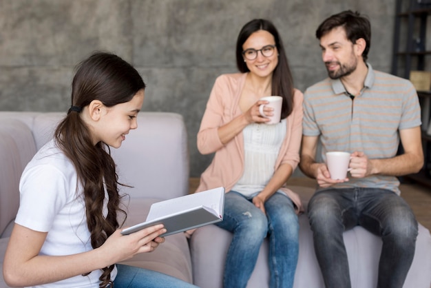 Photo daughter reading for parents