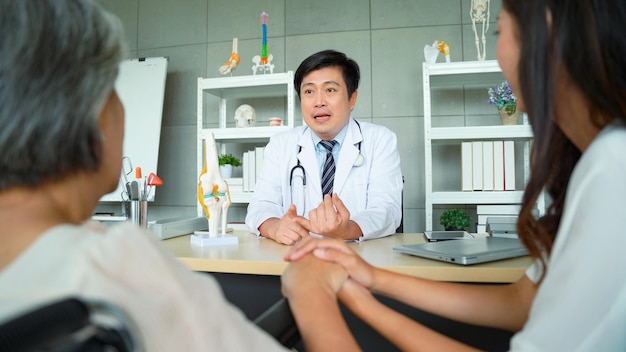 딸이 나이 드신 여성 환자분을 모시고 병원에 무릎 치료 경과를 확인하러 갔어요