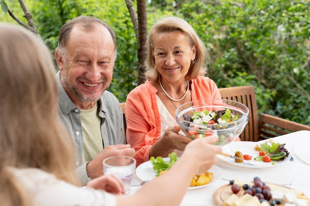 Photo daughter visiting her parents for a lunch at their house