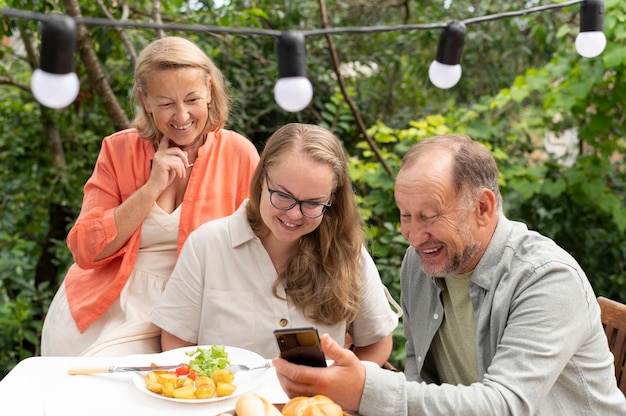 Figlia in visita ai suoi genitori per un pranzo a casa loro