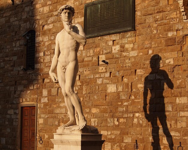 Foto statua di davide contro la costruzione