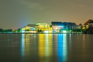 Фото Рассвет на берегу озера путраджайя с длительной выдержкой современного здания