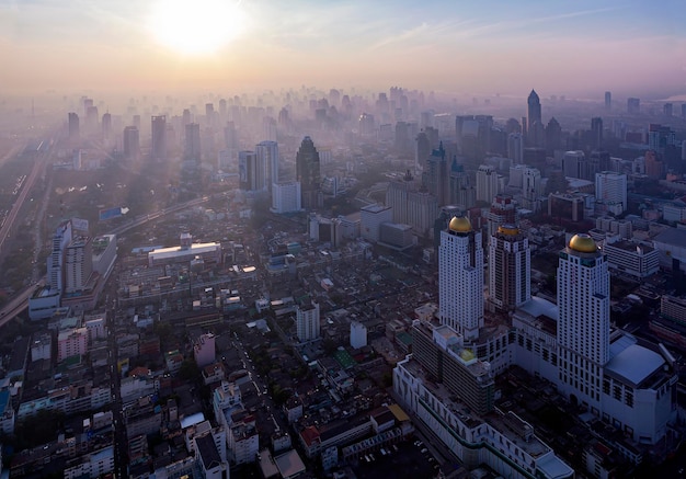 Alba sopra bangkok al culmine di un volo di uccelli città infernale dello smog