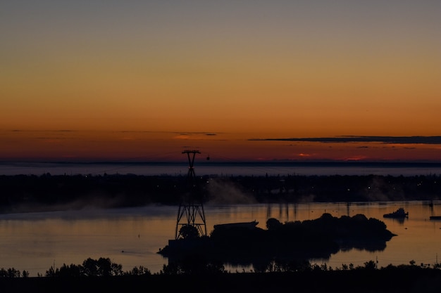 Alba sopra la funivia attraverso il fiume