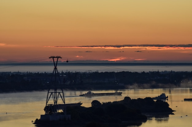 Alba sopra la funivia attraverso il fiume