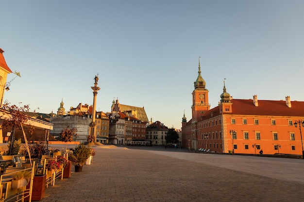 Foto alba in piazza del castello a varsavia in polonia in autunno