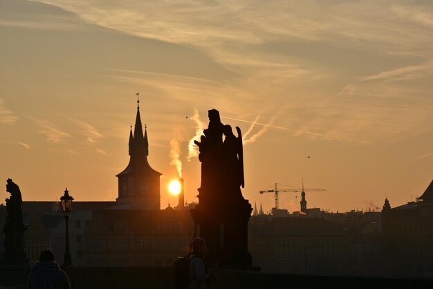 Foto l'alba sul ponte carlo a praga