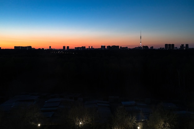 Рассвет над горизонтом города с телебашней весной