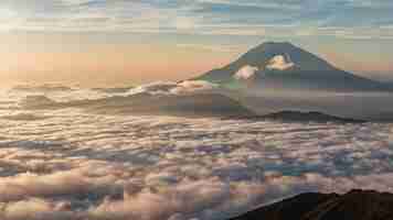 Photo dawn of the hwangmasan mountain with the sea of clouds