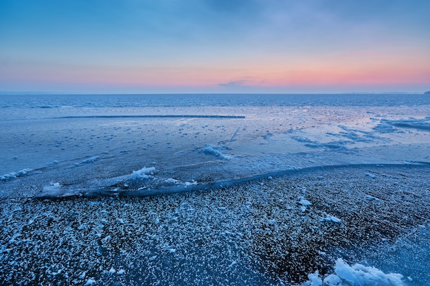 氷の湖の夜明け、夜明け冬の朝冬の風景