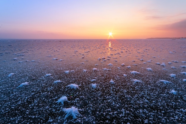 Foto alba su un lago ghiacciato, alba inverno mattina paesaggio invernale