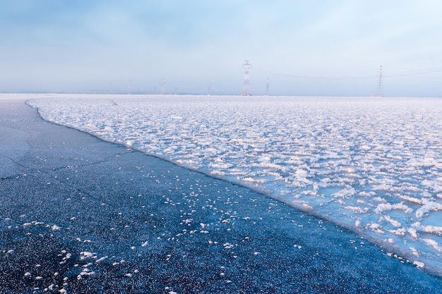 Photo dawn on an icy lake, dawn winter morning winter landscape