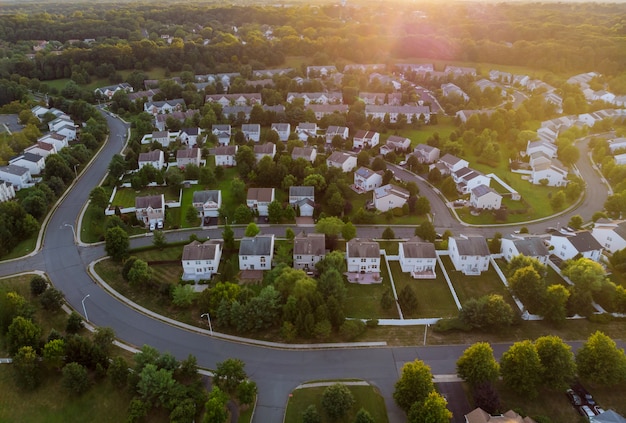 Dawn in het slaapgedeelte van een klein stadje met een bos op het uitzicht vanaf een hoogte