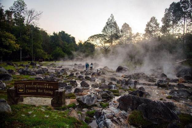 写真 タイのランパーンにあるチットチェソン国立公園での朝の夜明け