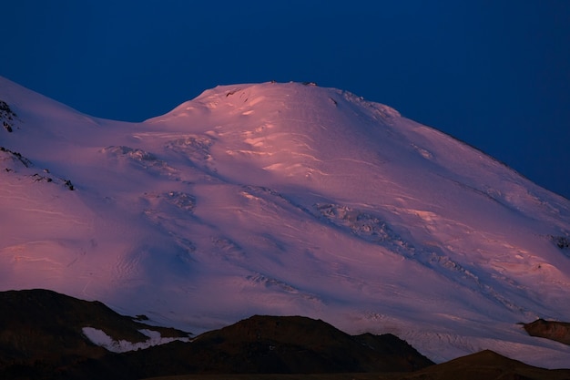 Dawn over de westelijke top van de berg elbrus. t