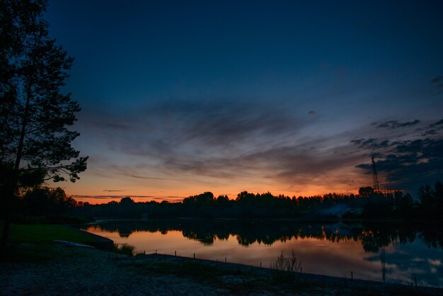 Alba sulla riva del fiume