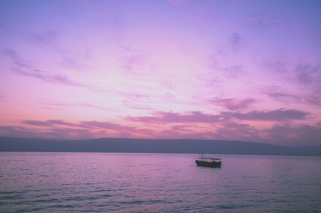 Photo dawn over the sea of galilee. beautiful sea of galilee in the morning. time before sunrise