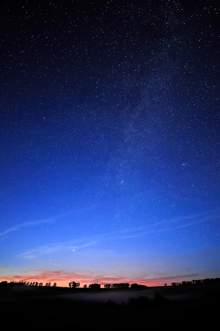 星空と天の川の夜明け。