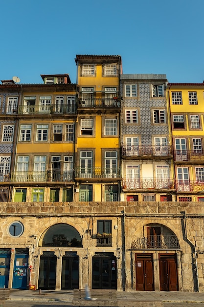 Foto strade dell'alba della città di porto in portogallo in autunno