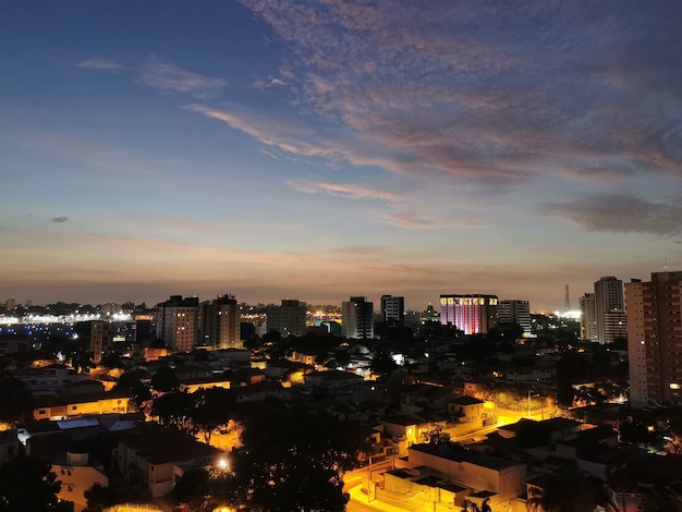 コンゴーニャスの国内空港の滑走路の夜明けの眺め。サンパウロ、ブラジル