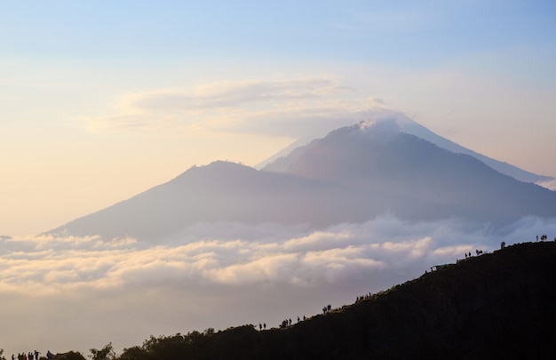 アグン火山、バリの景色を望む夜明け