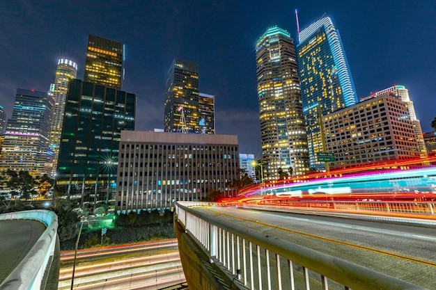 Dawning Urban Energy 4K-beeld van het centrum van Los Angeles en het ochtendverkeer bij zonsopgang