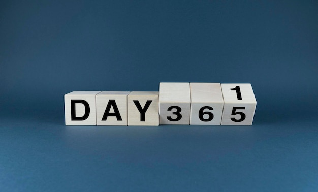 Day 365 Day 1 큐브는 Day 365 Day 1이라는 단어를 형성합니다.