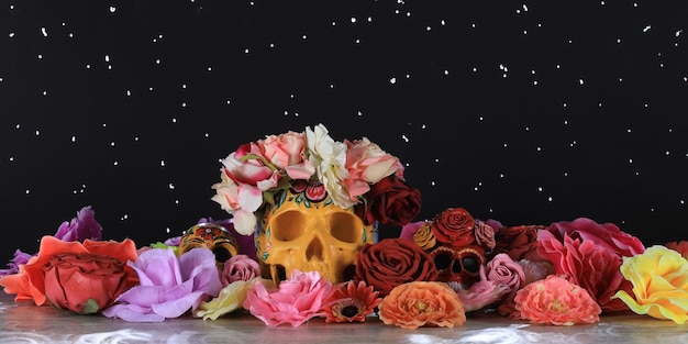 Day of the Dead, suikerschedel met bloemen