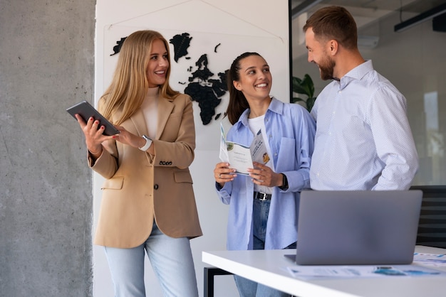 Foto una giornata nell'ufficio di un'agenzia di viaggi