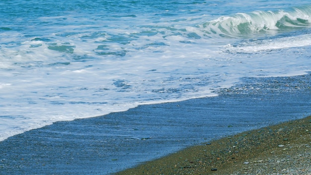 День на морском побережье с песчаными волнами в медленном движении