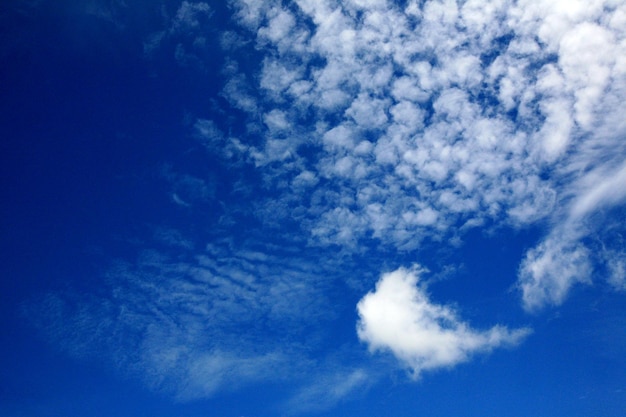 澄んだ空と白い雲の一日