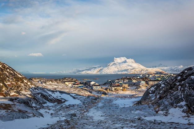 写真 バック グラウンドでヌーク sermitsiaq 山の遠くの郊外への日光ビュー