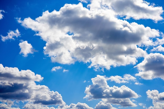 昼間の青い空と白い雲