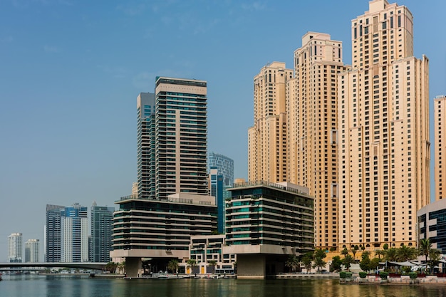 Paesaggio urbano diurno dell'architettura moderna di dubai dell'area di dubai marina