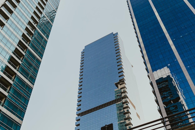 주간 현대 하이테크 유리 마천루 비즈니스 타워와 푸른 하늘이 있는 주거용 건물