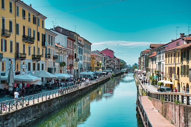 ナビグロ・グランデ・カナル (Naviglio Grande Canal) の景色を眺める