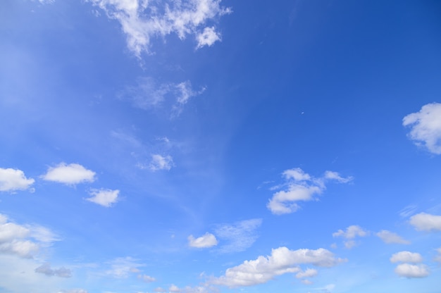 昼間の空と雲