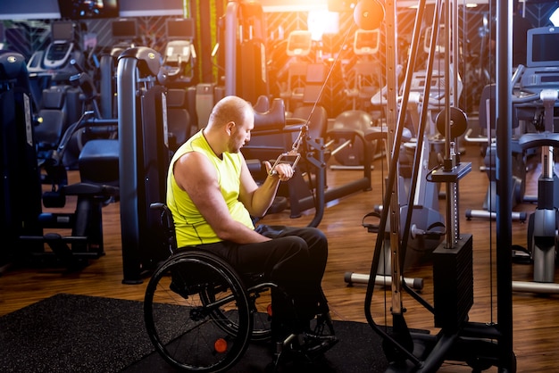 D uomo disabile che si allena in palestra