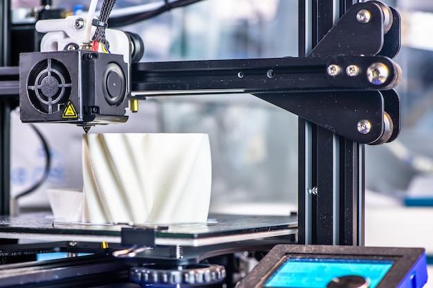 De 3D-printer print het model uit wit plastic. moderne technologie.