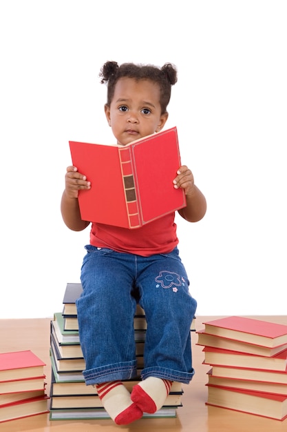 De aanbiddelijke Afrikaanse zitting van de babylezing op een stapel van boeken op a over witte achtergrond