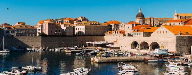 De aanlegsteiger in de buurt van de oude stad Dubrovnik, Kroatië, de Harbo