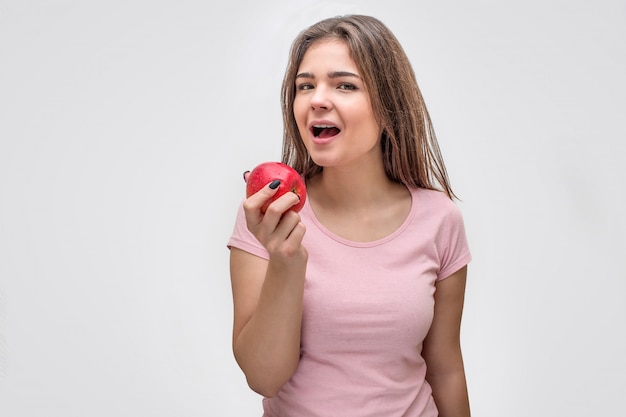 De aantrekkelijke jonge appel van de vrouwengreep ter beschikking