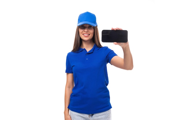 De aantrekkelijke vrij jonge Kaukasische donkerbruine adverteerdersvrouw kleedde zich in schone blauwe polot-shirt en