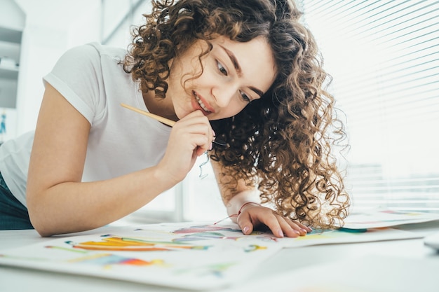 De aantrekkelijke vrouw die een schilderij schildert