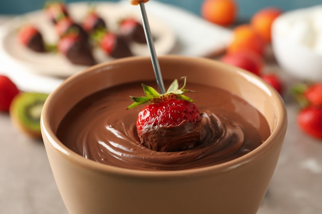 De aardbei in chocolade, sluit omhoog. Chocolade fondue